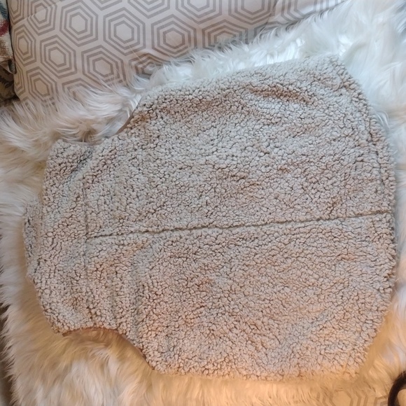 Thread & Supply furry fleece vest sz L beige/cream color - Picture 9 of 11